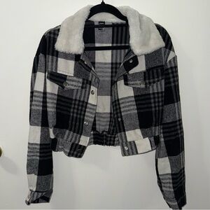 Black & White Plaid Button-Up Crop Jacket w/ Faux Fur Collar – Size S